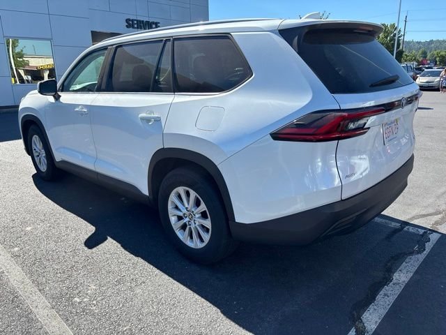 Used 2025 Beige Toyota XLE image 3
