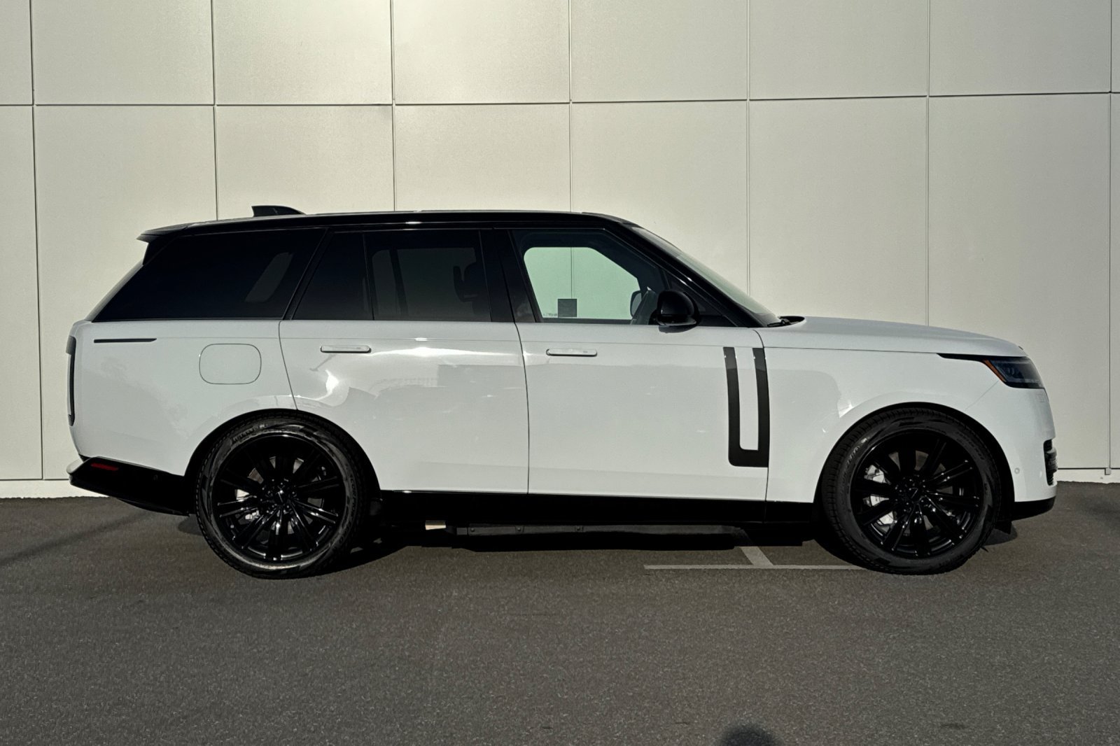New 2026 Fuji White Land Rover SE image 6