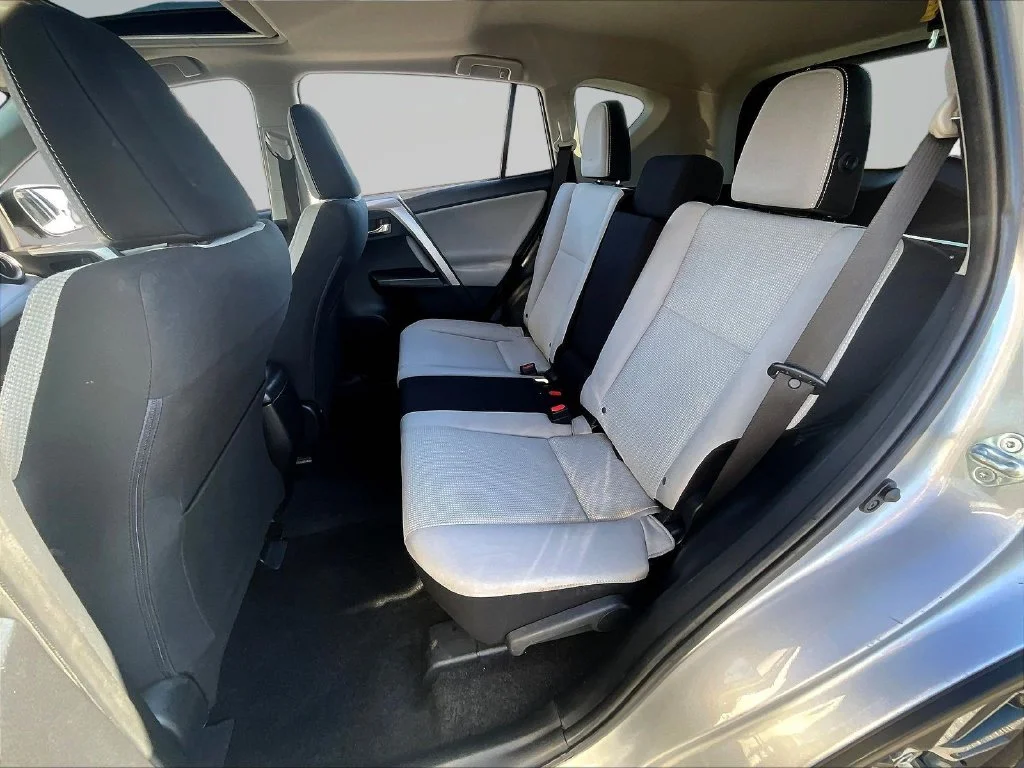 Used 2018 Silver Toyota XLE image 23
