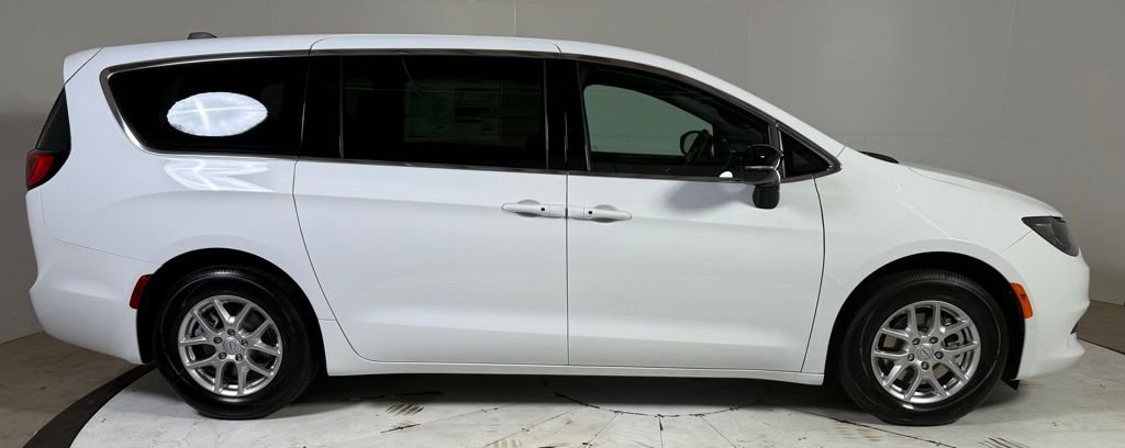 2026 Chrysler Voyager LX - Photo 8