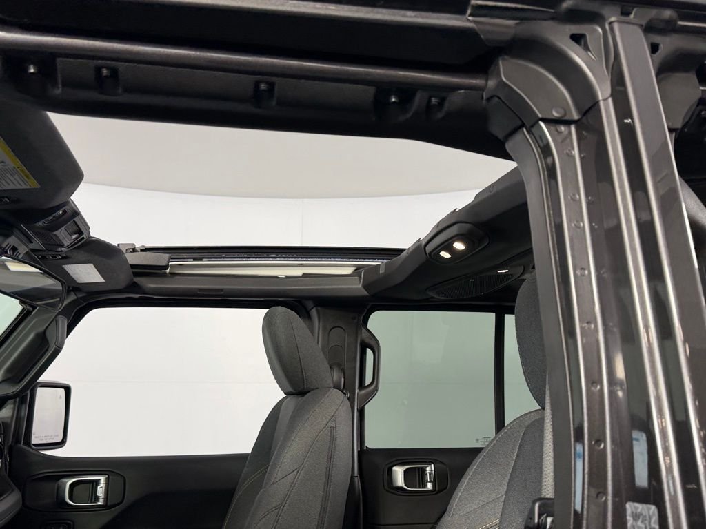 Used 2025 Crystal Metallic Jeep Sahara 4xe image 22