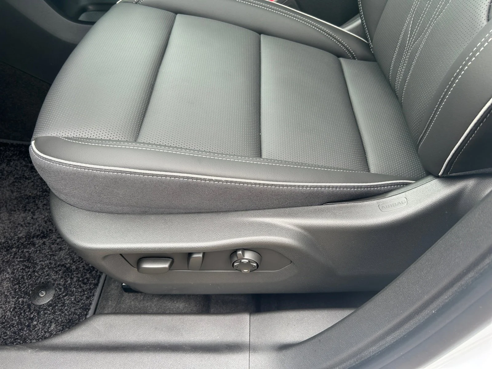 New 2026 Iridescent White Tricoat Buick Avenir AWD image 15