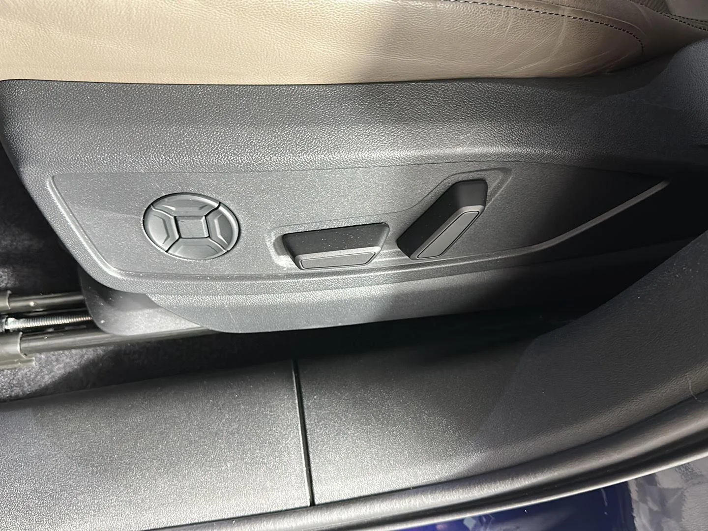 Used 2025 Navarra Blue Metallic Audi Premium Plus image 20