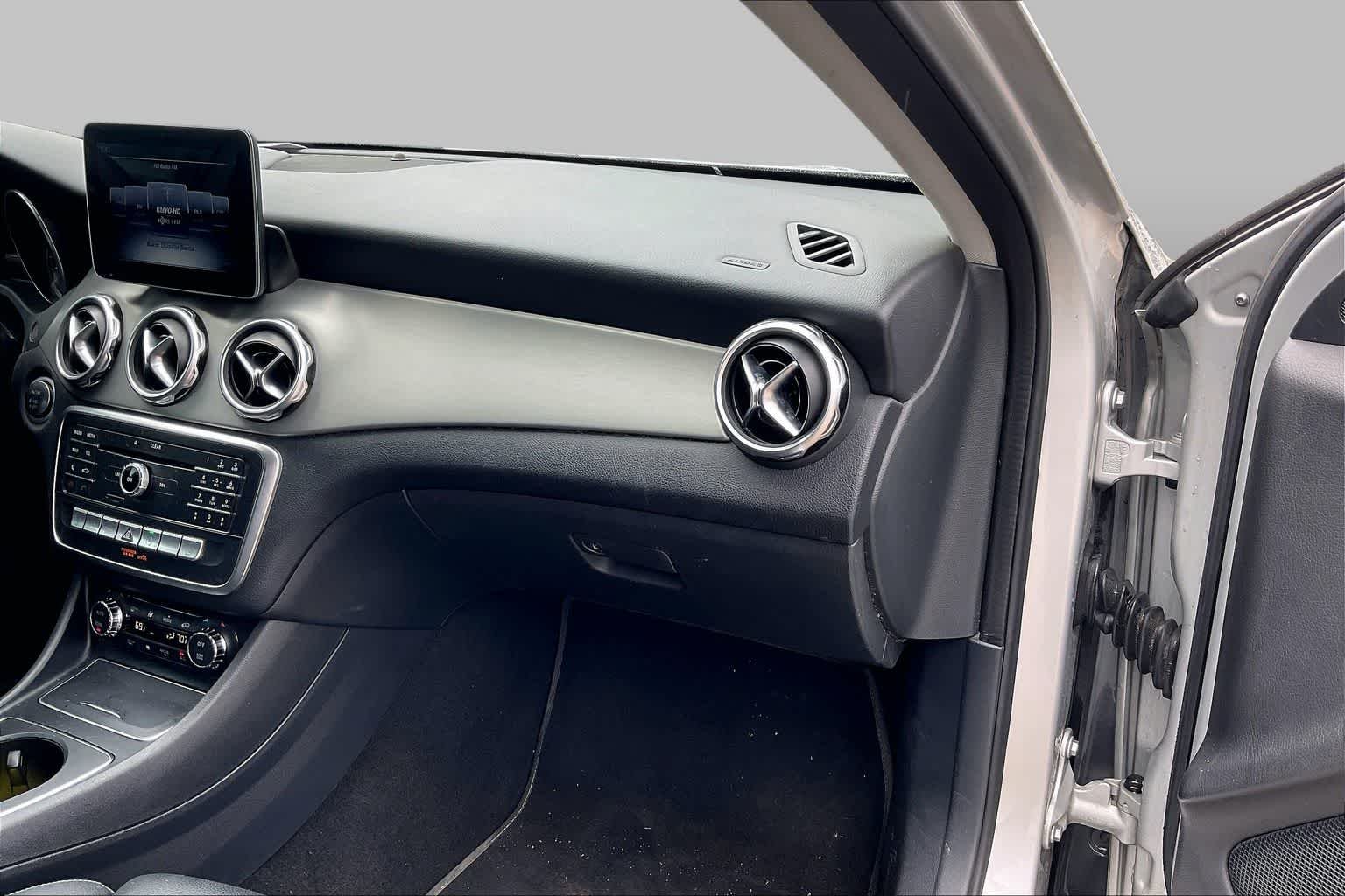 Used 2018 Polar Silver Metallic Mercedes-Benz GLA 250 image 17