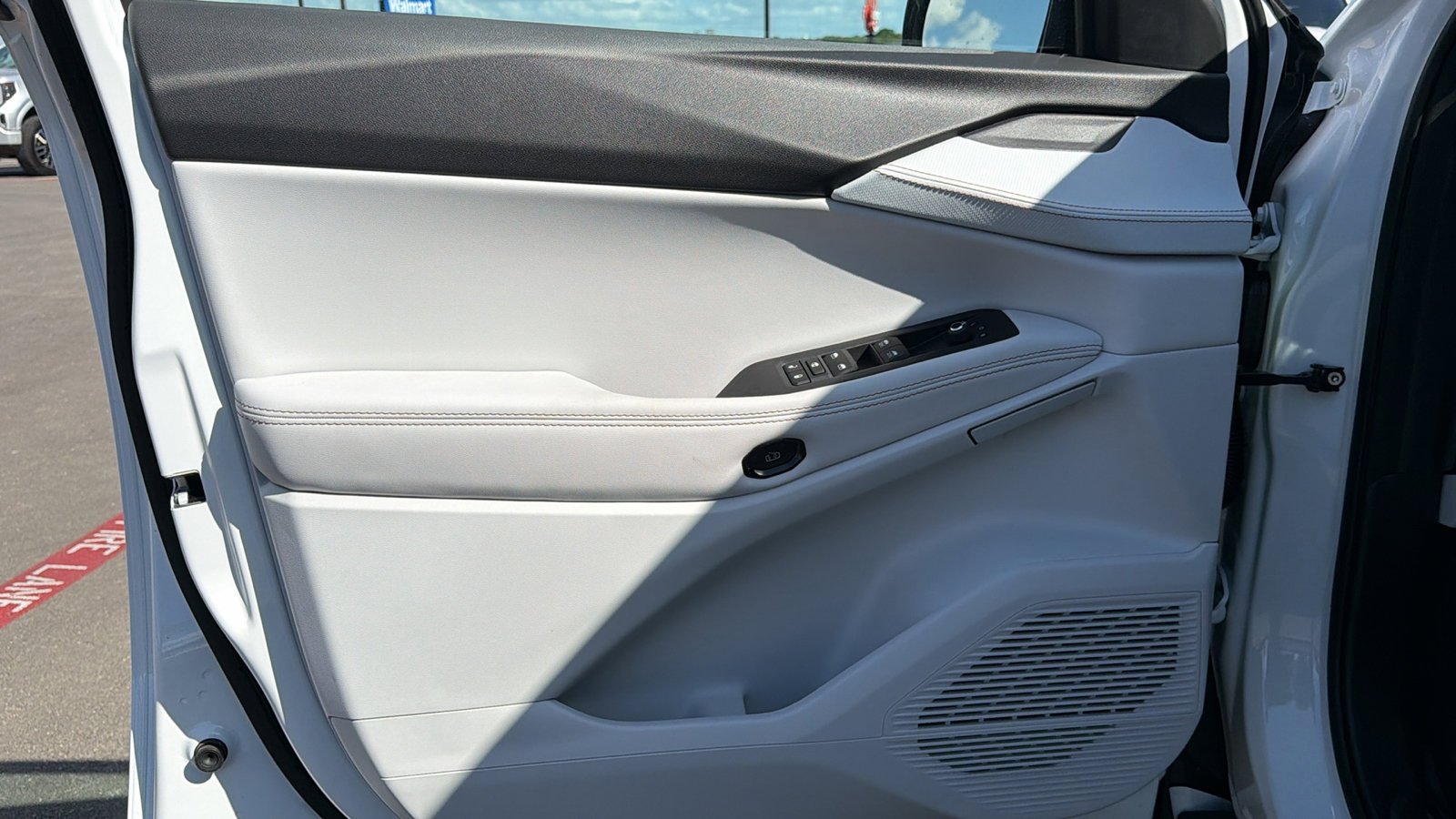 New 2026 Bright White Clear-Coat Exterior Paint Jeep Limited image 9