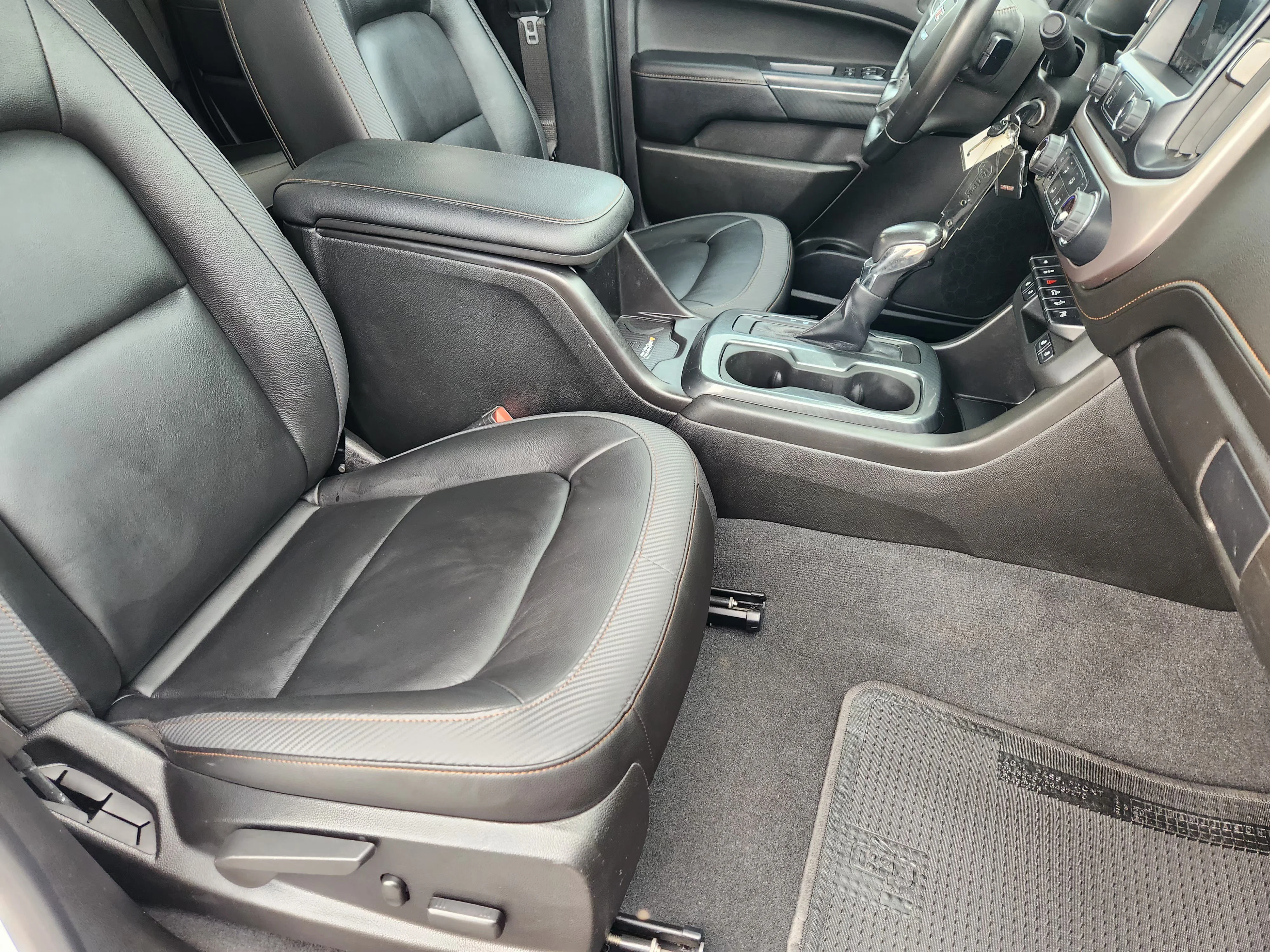 Used 2022 Summit White GMC AT4 w/Leather image 15