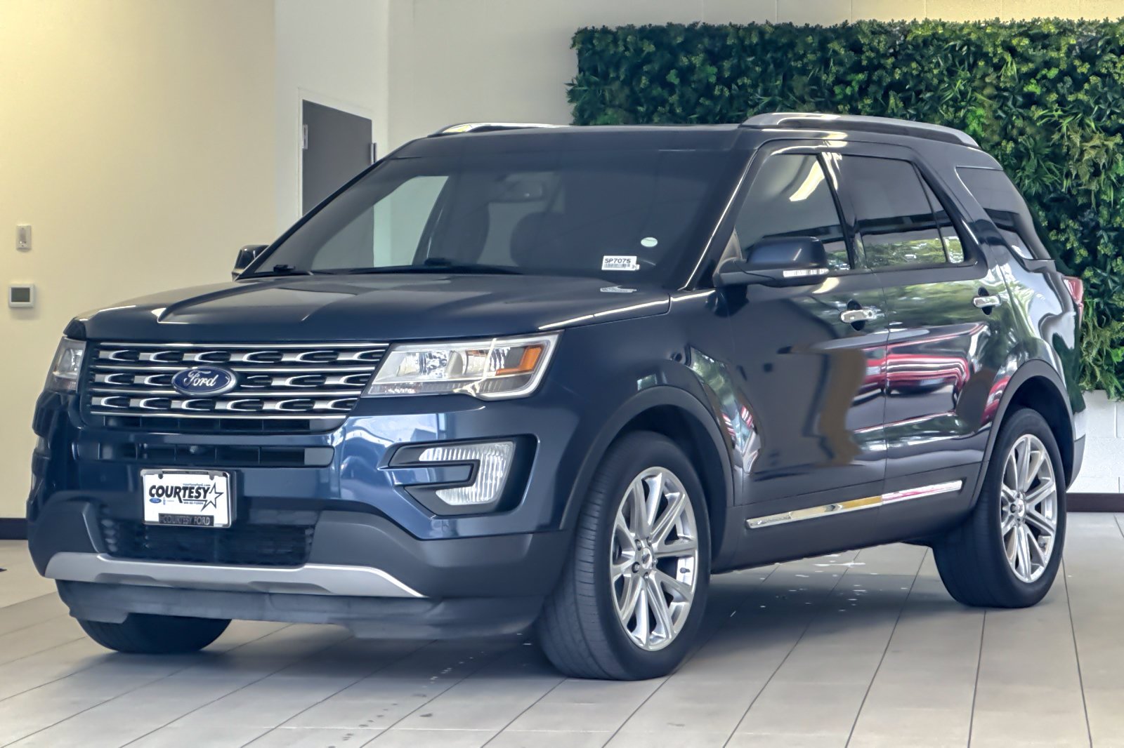 Used 2017 Blue Jeans Metallic Ford Limited image 8