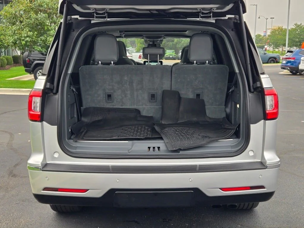 Used 2019 Silver Lincoln Reserve image 16