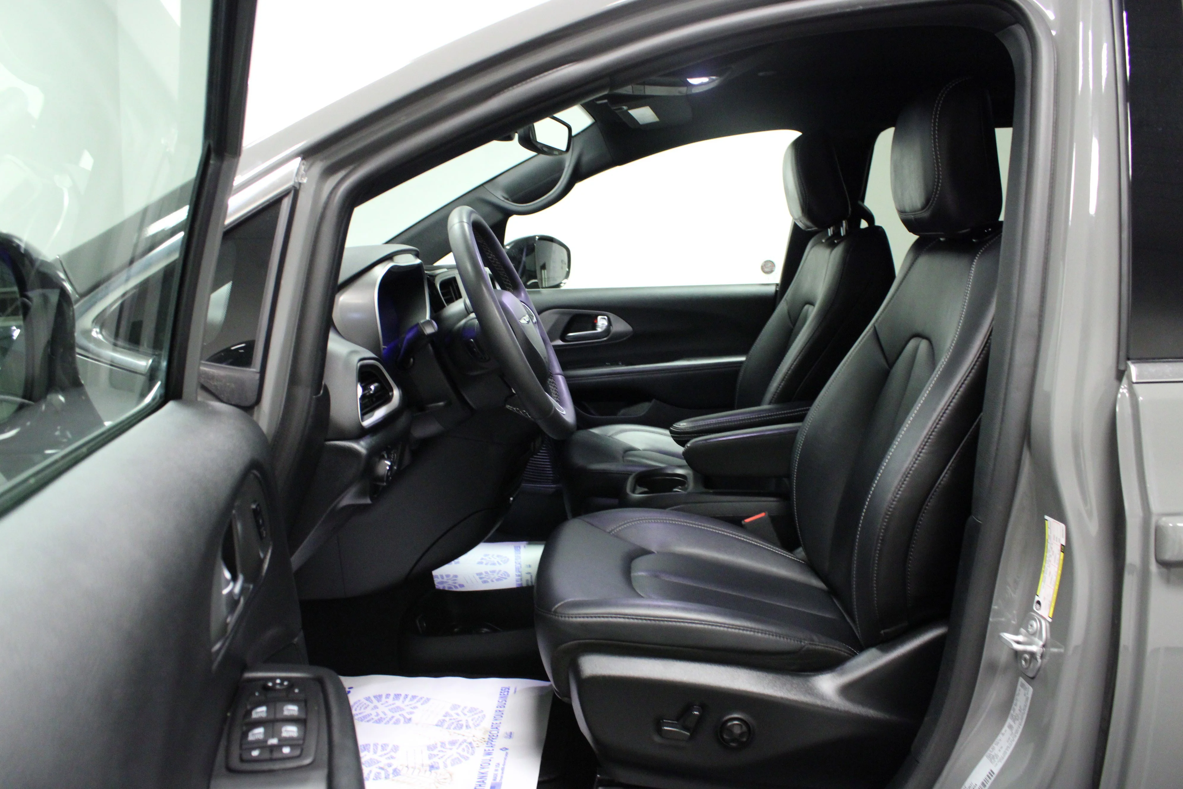 Used 2025 Ceramic Gray Clearcoat Chrysler Select image 12