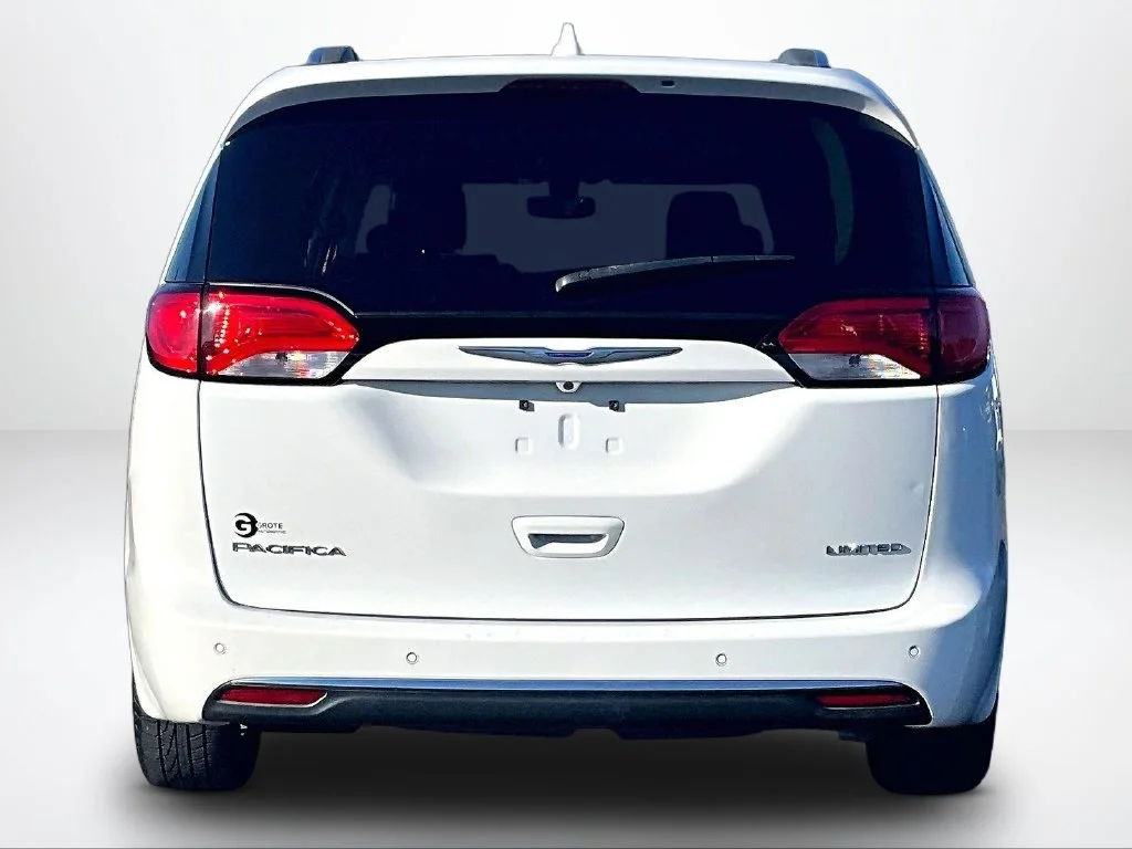 Used 2018 White Chrysler Limited image 4