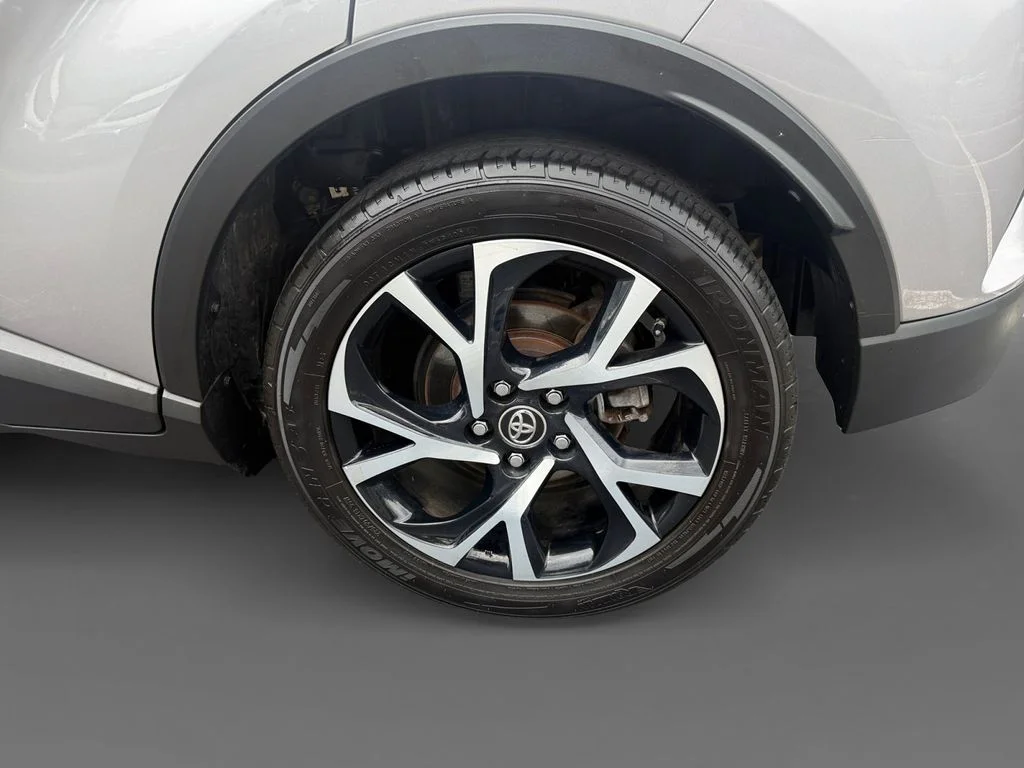 Used 2018 Silver Toyota XLE Premium image 8