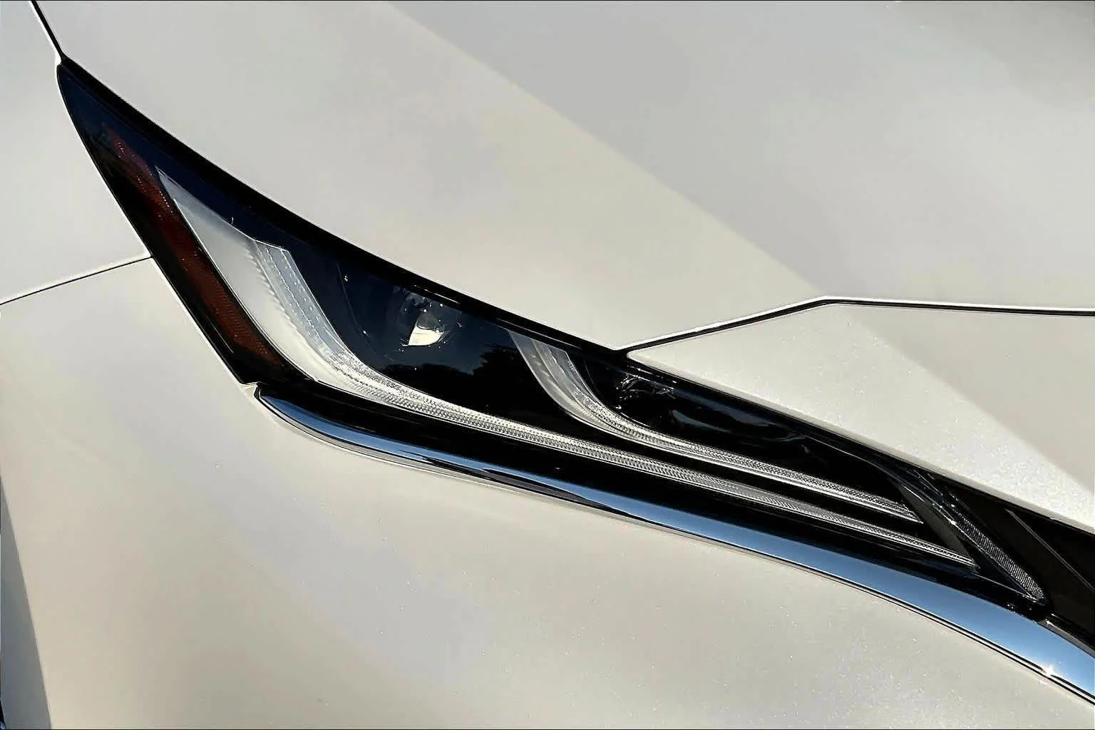 Used 2023 Wind Chill Pearl Toyota Limited image 27