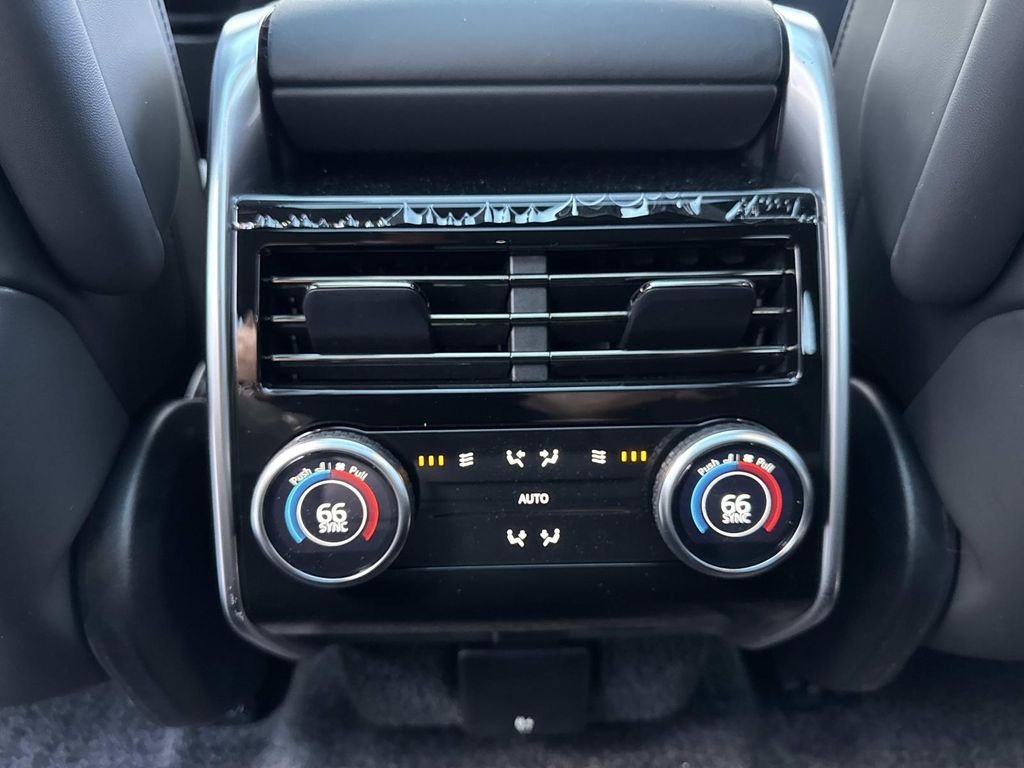 New 2026 Flux Silver Ultra Mettalic Gloss Land Rover SE image 17