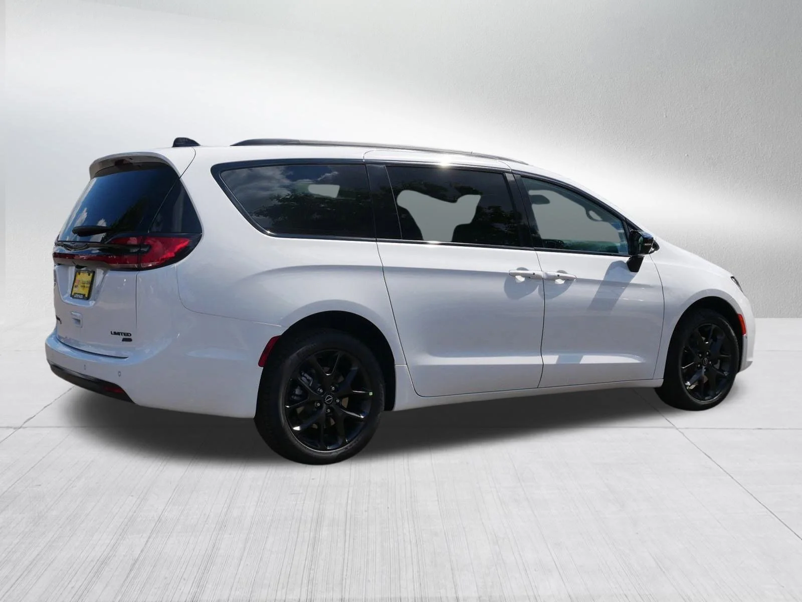 New 2026 Bright White Clear-Coat Exterior Paint Chrysler Limited image 7