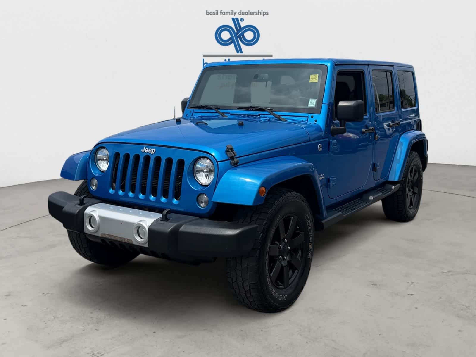 Used 2015 Hydro Blue Pearl Coat Jeep Sahara image 2