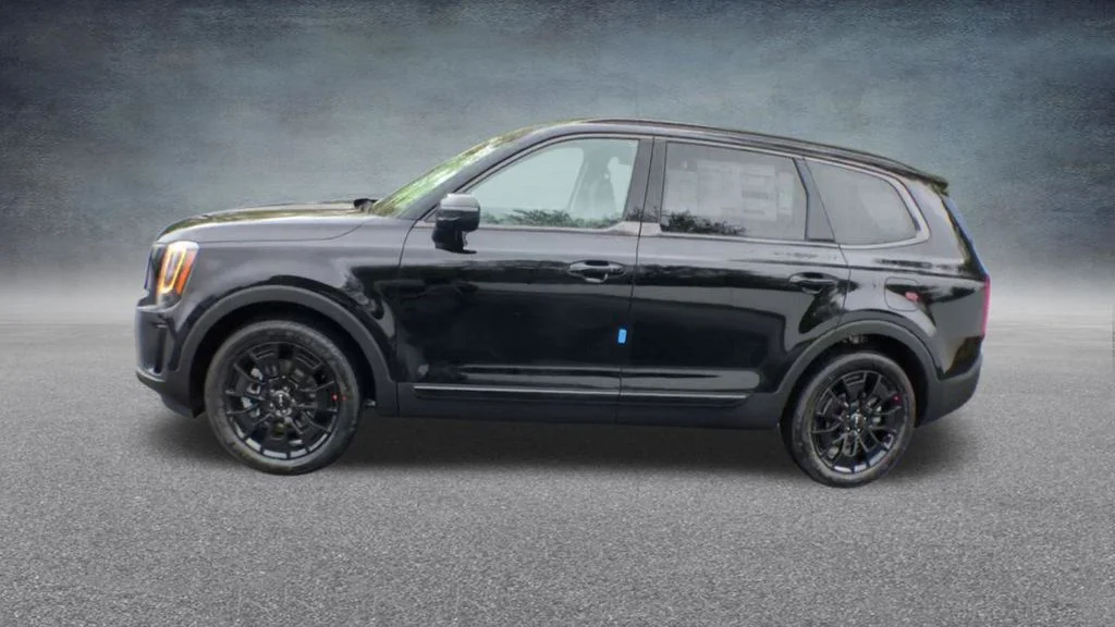 Used 2022 Black Kia EX image 10
