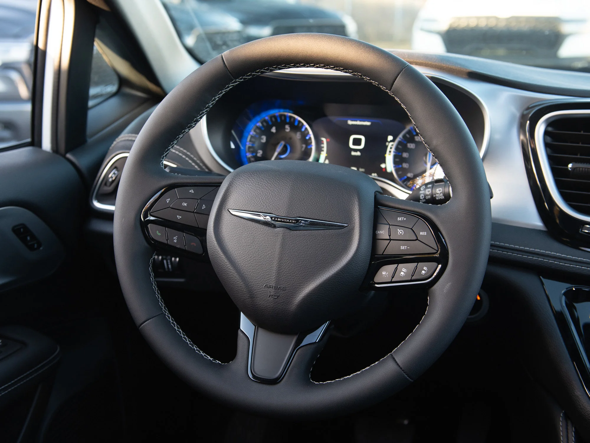 Used 2025 White Chrysler Limited* AWD, Safety Sphere, Panoramic Sunroof, Cooled/Heated Leather image 9