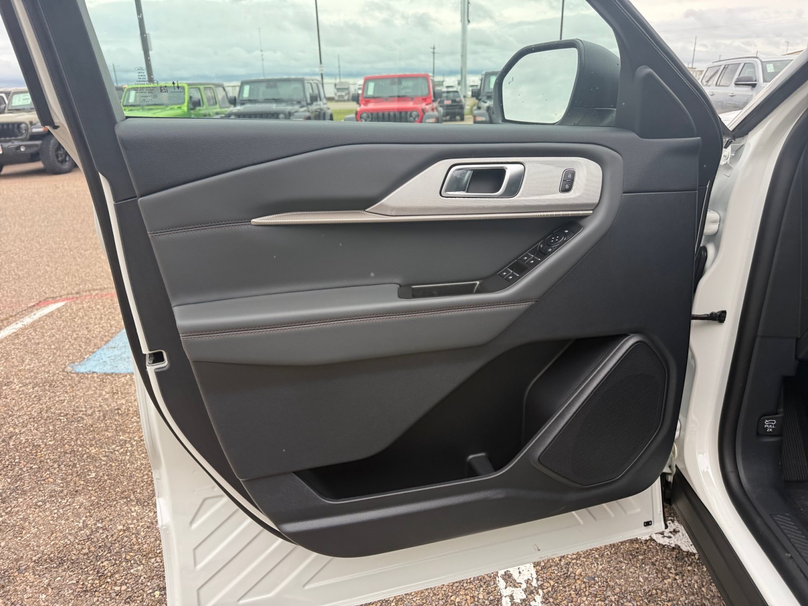 New 2026 Star White Metallic Tri-Coat Ford Active image 25