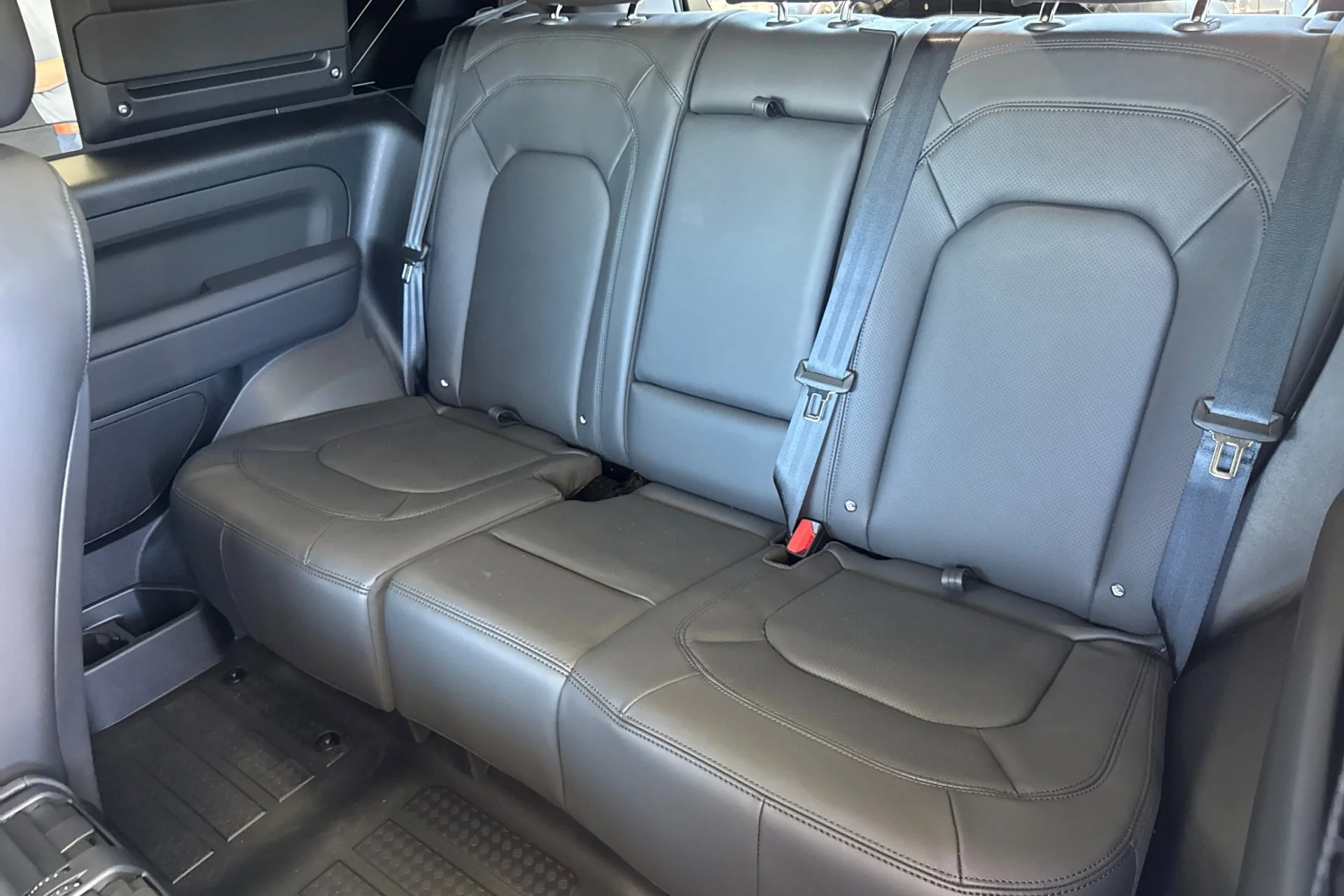 New 2026 Sedona Red Land Rover X-Dynamic SE image 4