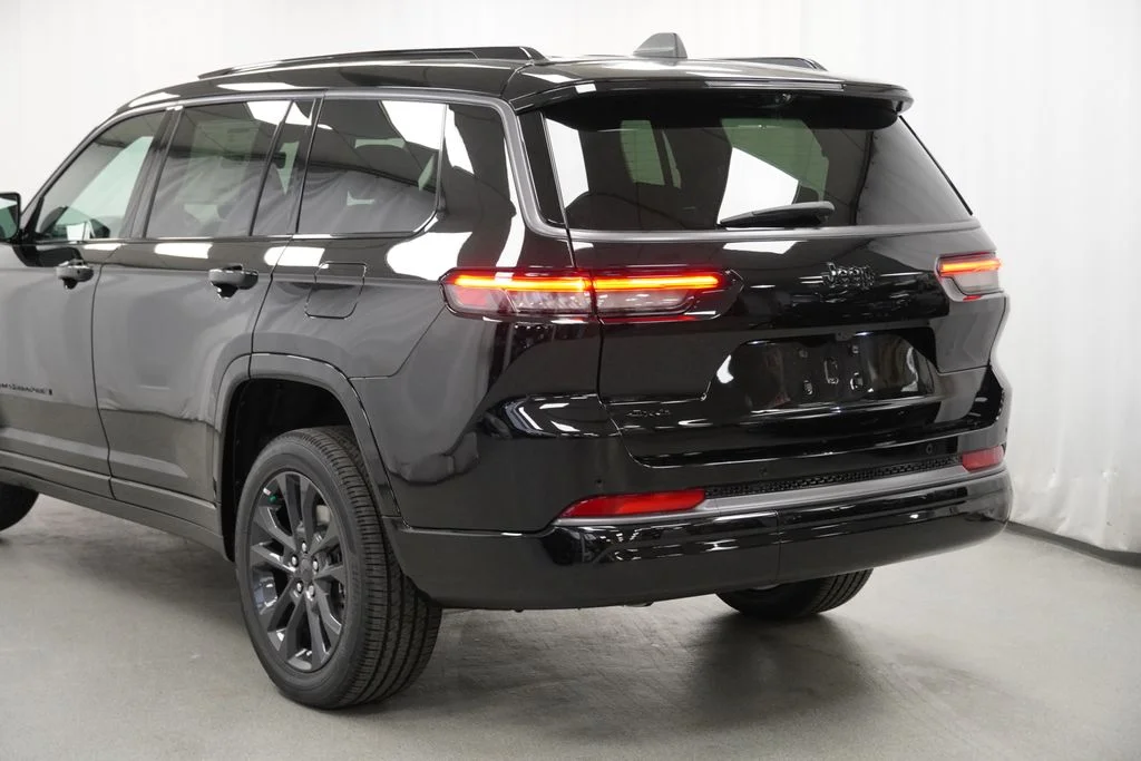 New 2026 Diamond Black Crystal Pearl-Coat Exterior Paint Jeep Limited image 12