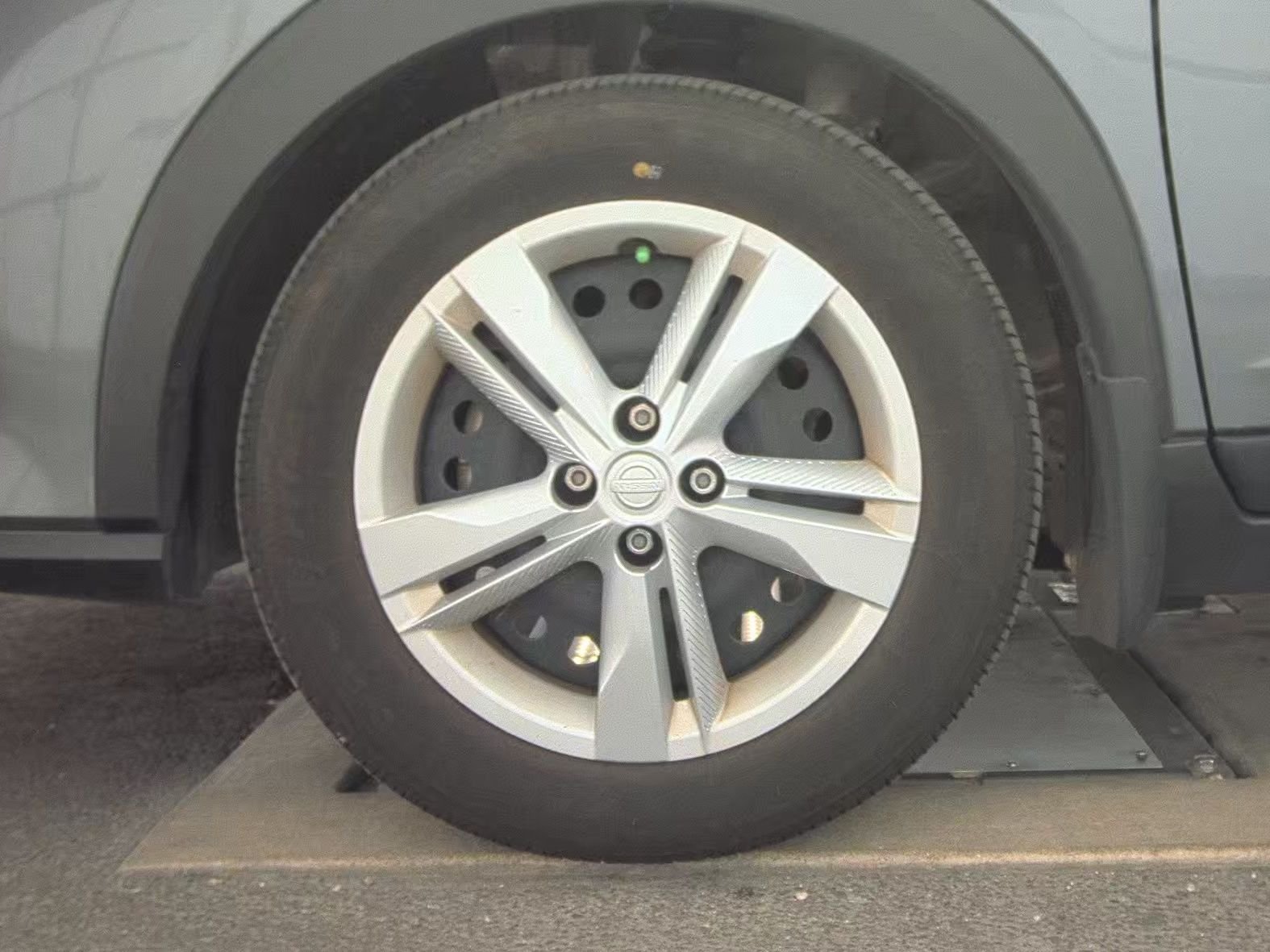 Used 2024 Gray Nissan S image 8