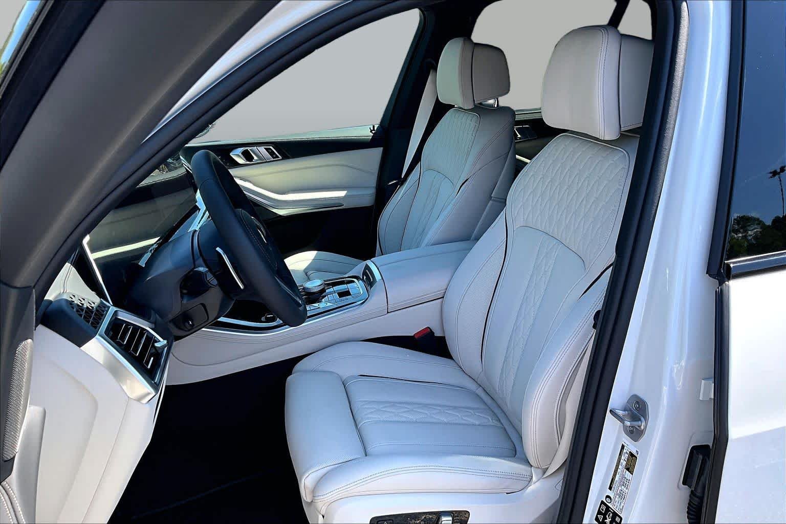 New 2026 Mineral White Metallic BMW xDrive40i image 9