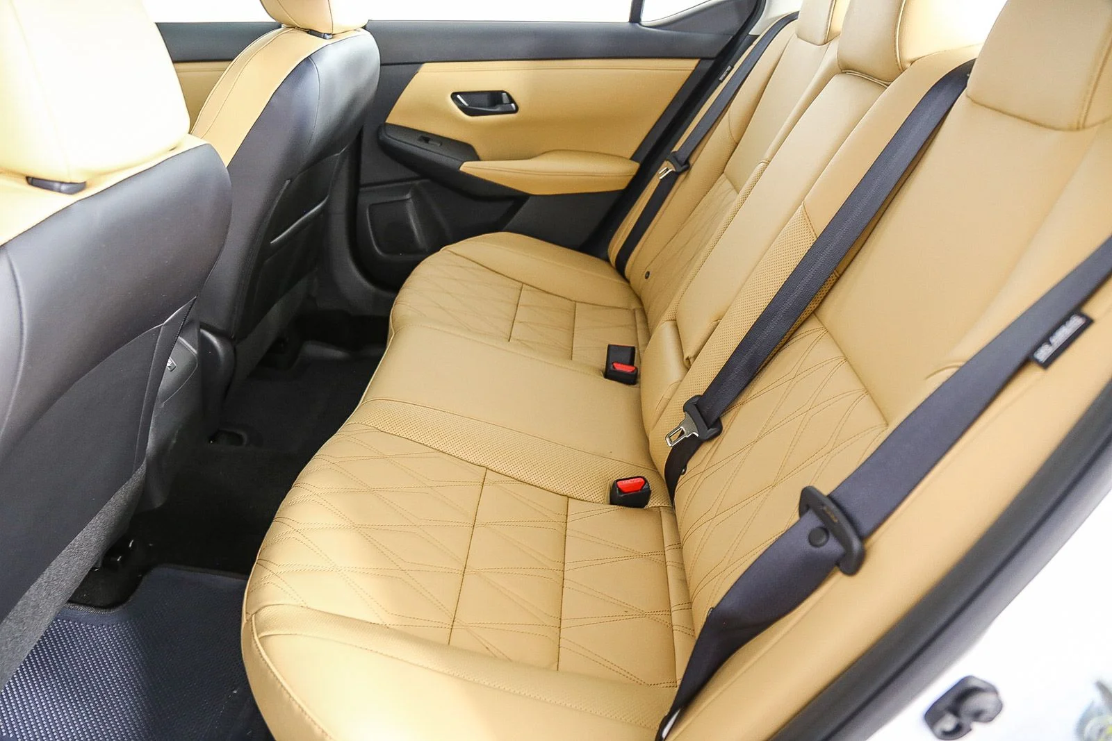 Used 2025 White Nissan SV w/ PREMIUM PKG image 18
