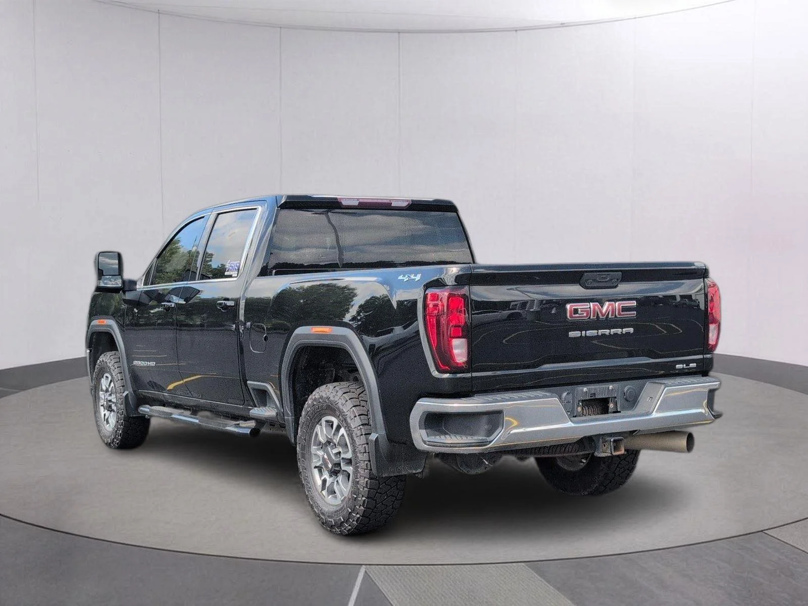 Used 2022 Onyx Black GMC SLE image 3