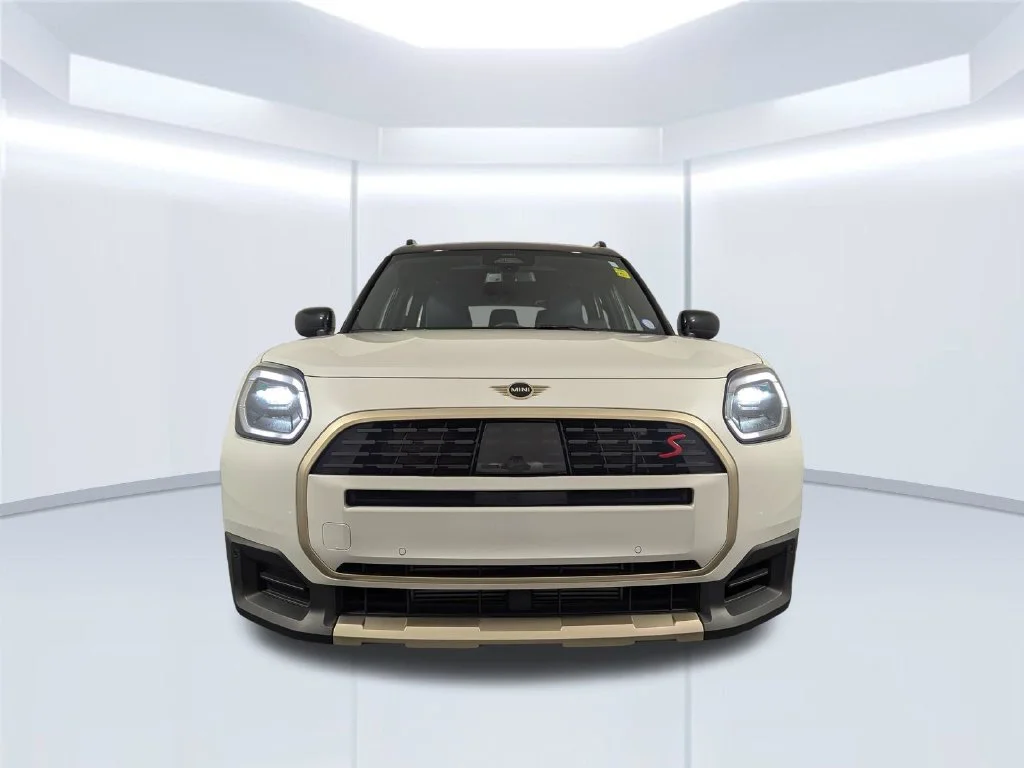 Used 2025 White MINI Signature Plus image 55