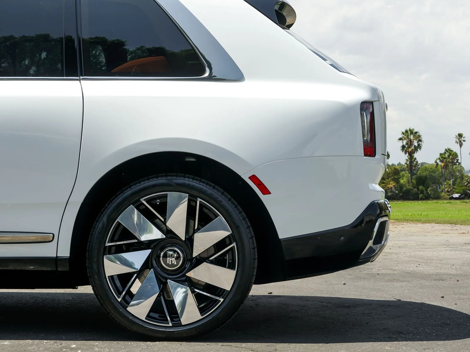 New 2026 Arctic White Rolls-Royce  image 4