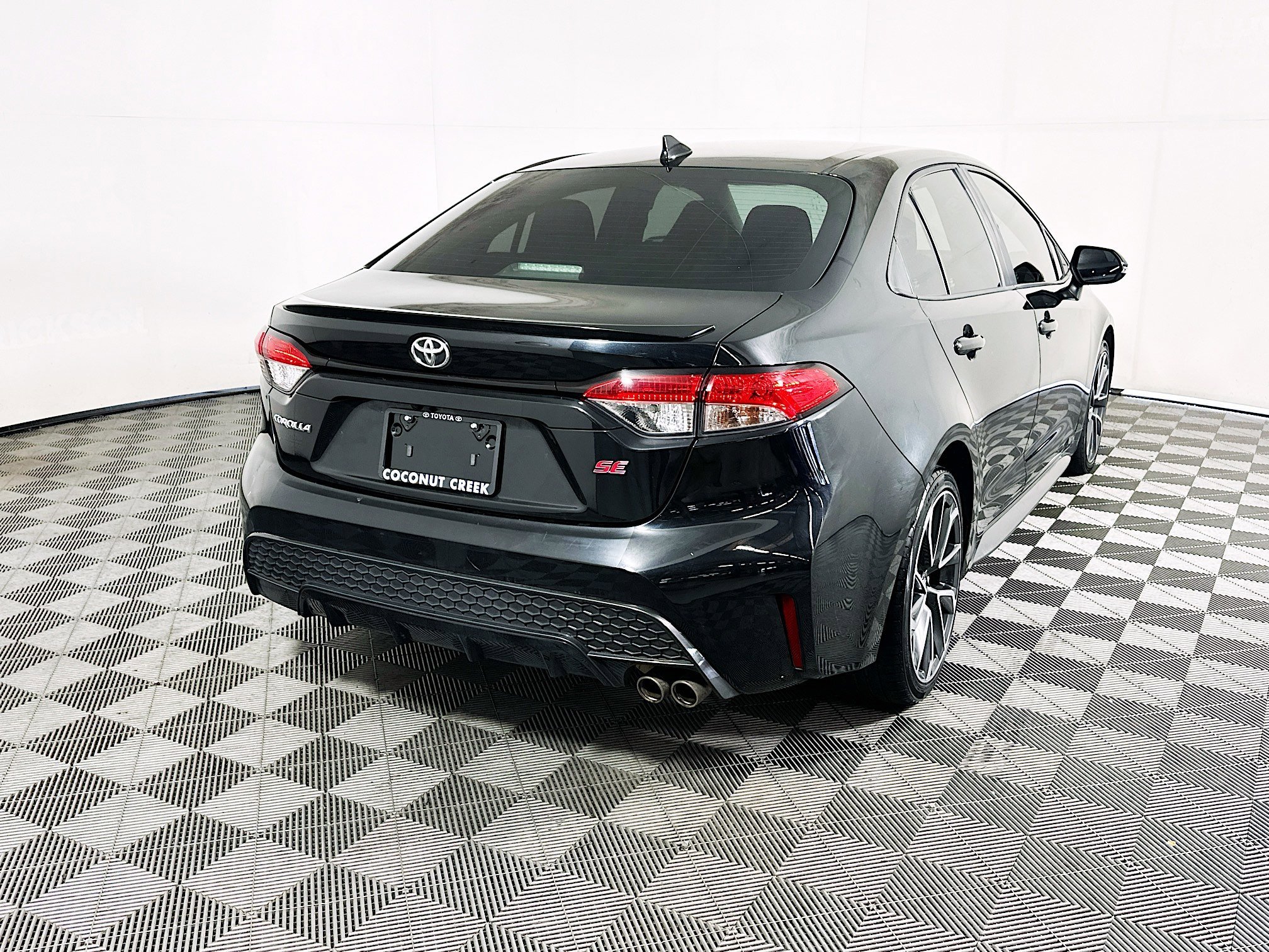 Used 2020 Black Sand Pearl Toyota SE image 3