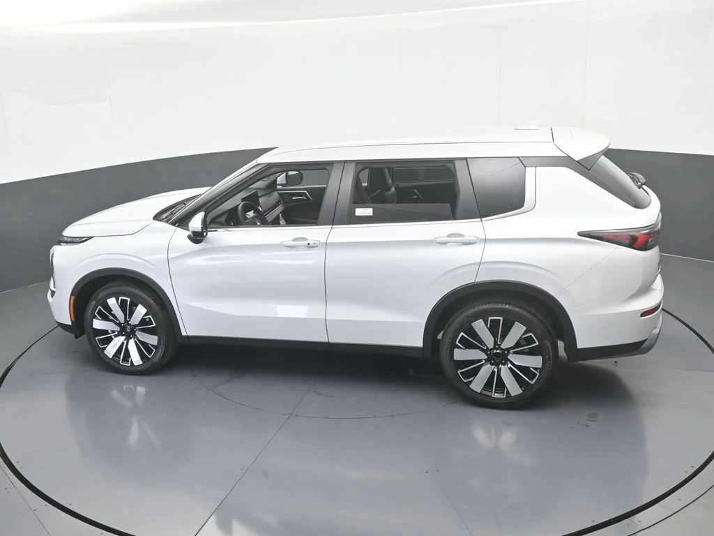 New 2026 Diamond White Mitsubishi SE image 57