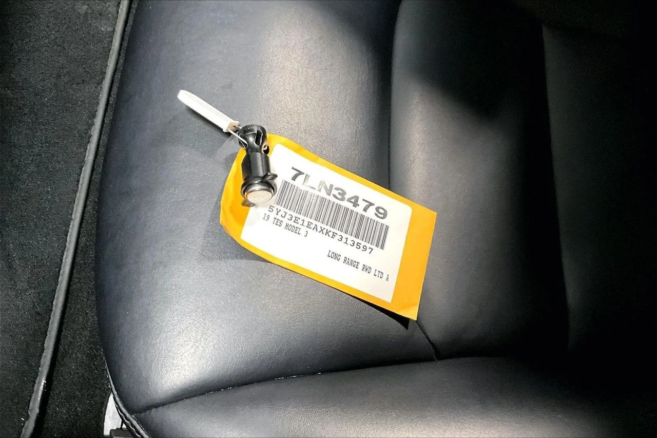 Used 2019  Tesla Long Range image 31