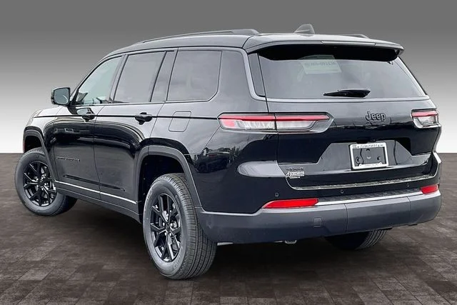 New 2026 Diamond Black Crystal Pearl-Coat Exterior Paint Jeep Laredo image 3