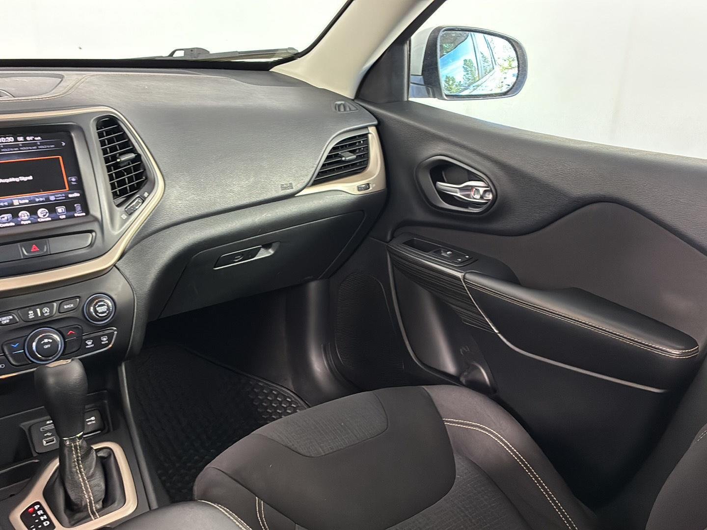 Used 2015 Bright White Clearcoat Jeep Latitude image 17