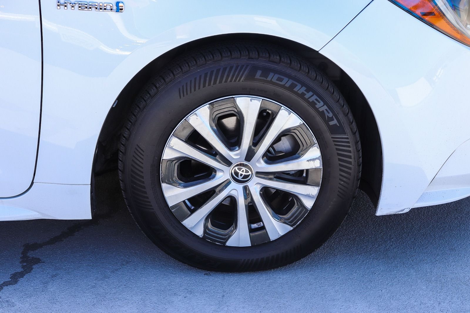 Used 2021 White Toyota LE image 10