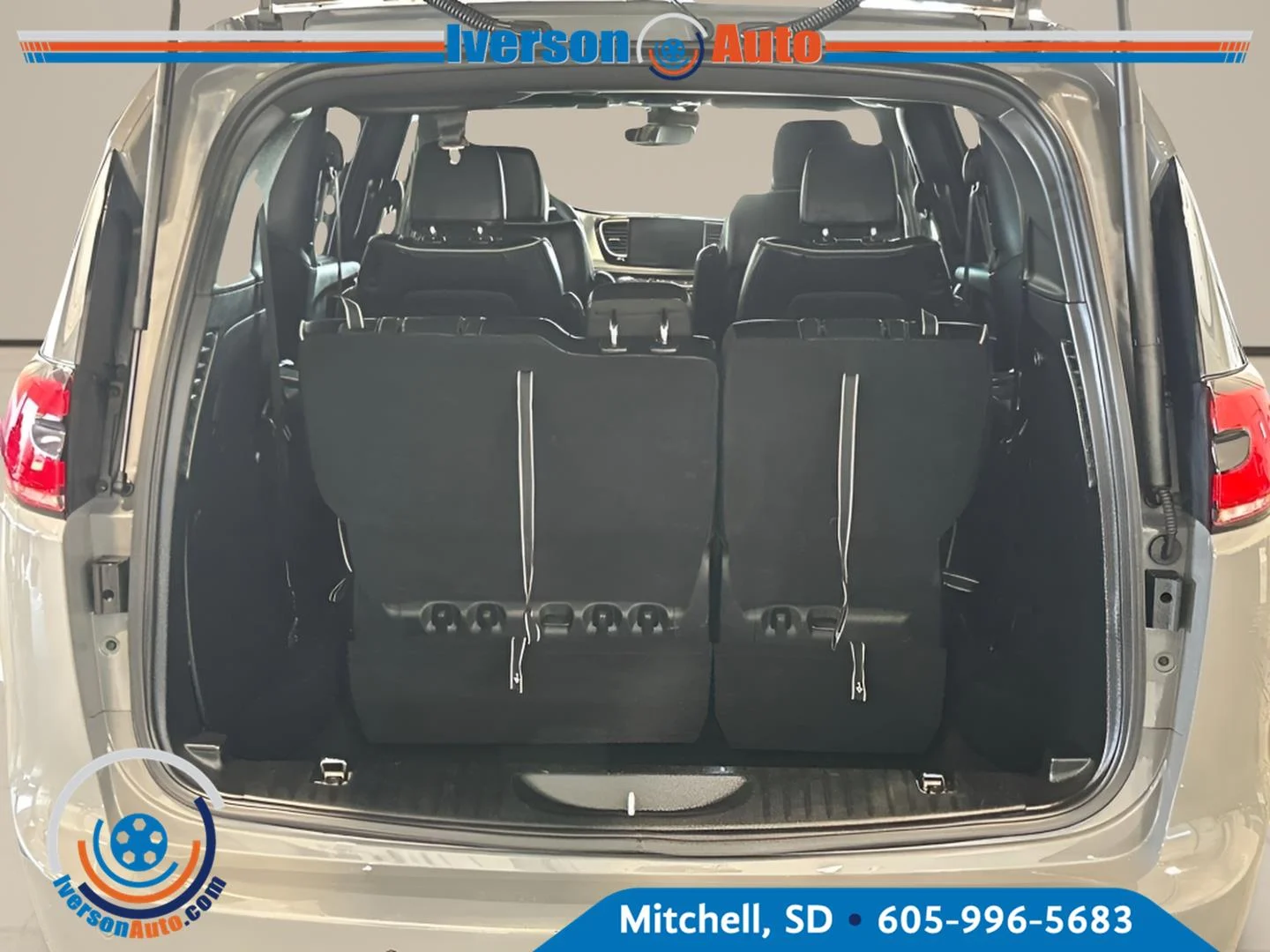 Used 2025 Ceramic Gray Clearcoat Chrysler Limited image 31