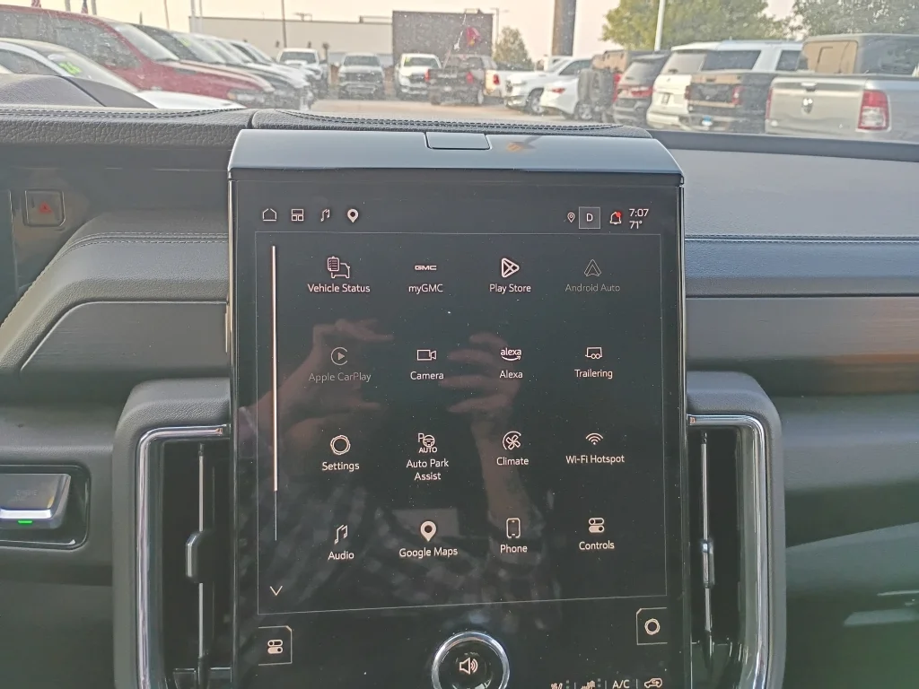Used 2025 White GMC Denali image 33