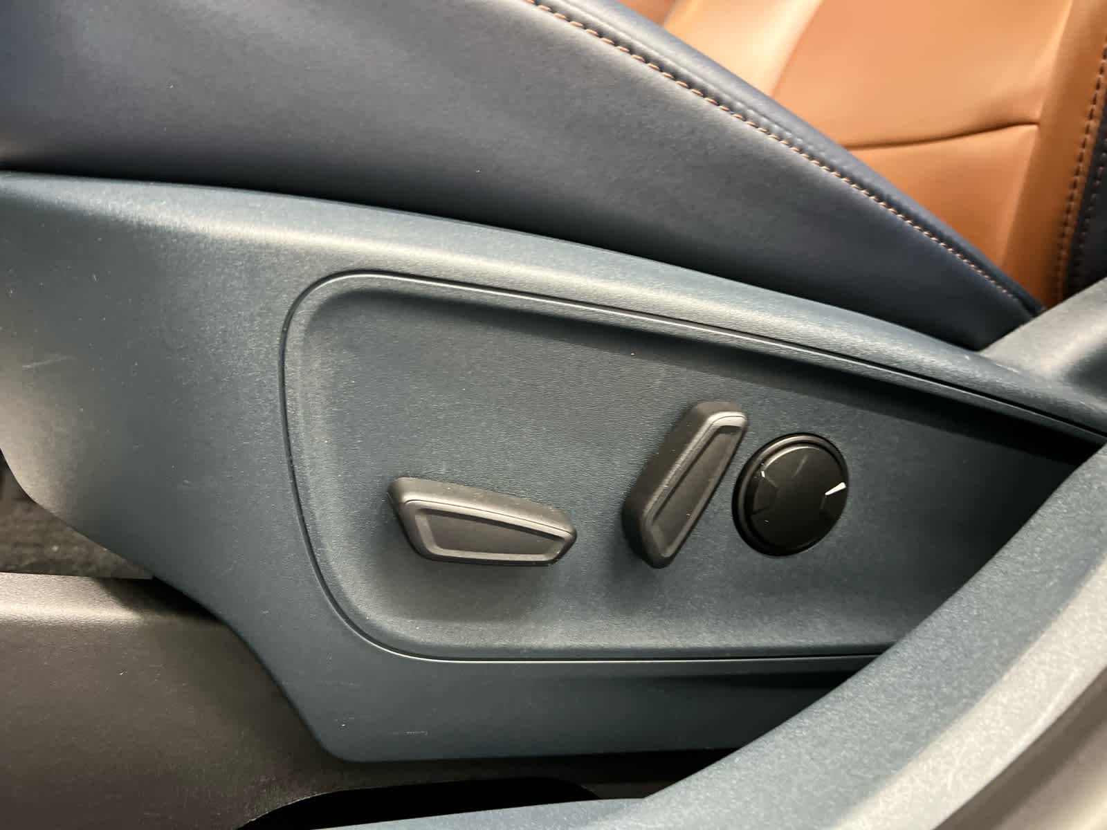 Used 2024 Shadow Black Ford LARIAT image 13