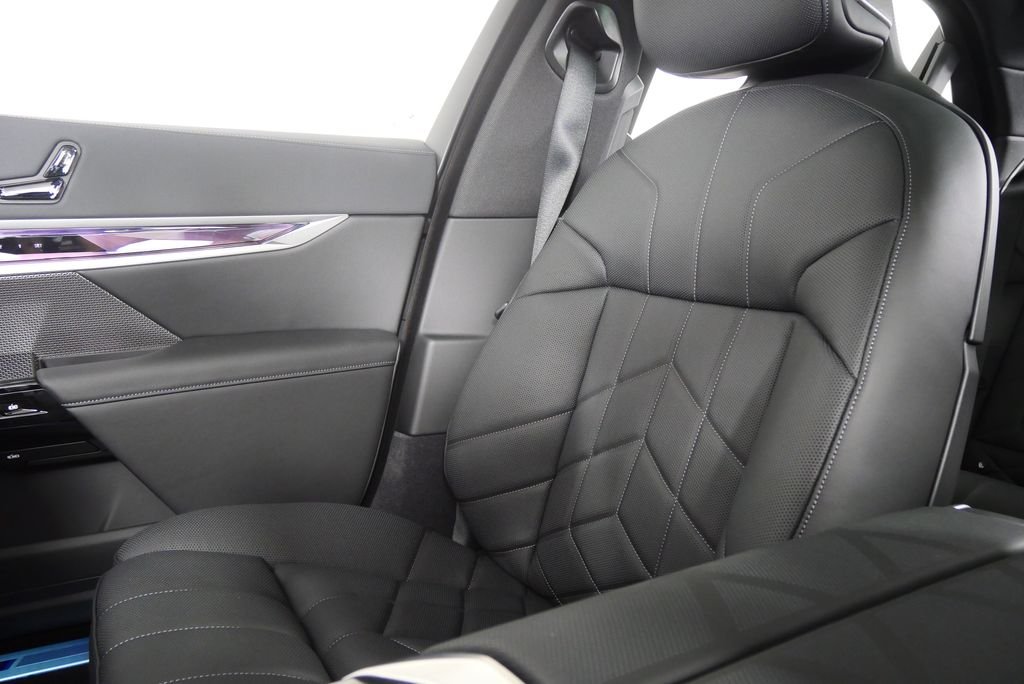 2026 BMW 7 Series 750e - Photo 27