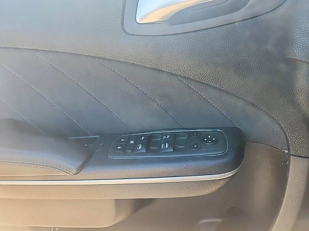 Used 2019 Black Dodge SXT image 25