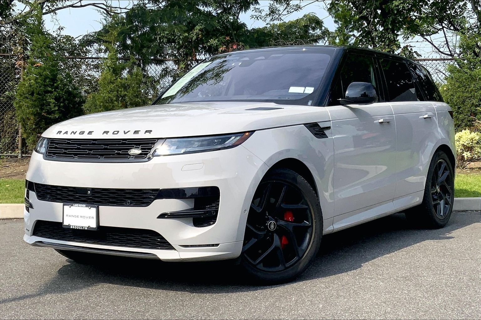 Used 2023 Borasco Gray Metallic Land Rover SE Dynamic image 1