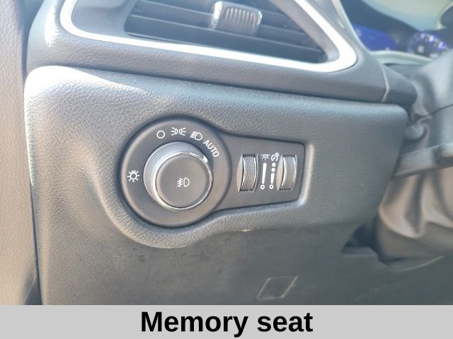 Used 2025 Bright White Clearcoat Chrysler Select image 6