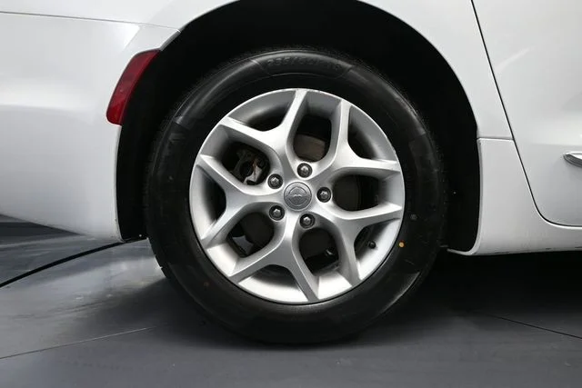Used 2020 White Chrysler Limited image 14