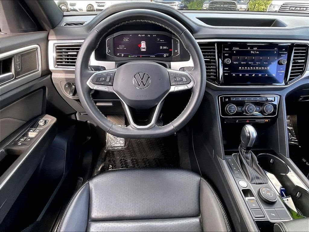 Used 2022 Deep Black Pearl Volkswagen 3.6L V6 SE w/Technology image 16