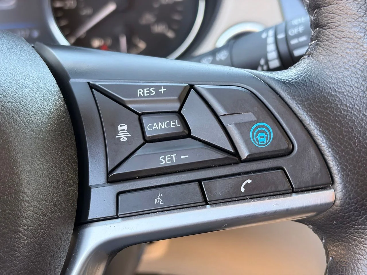 Used 2022 Pearl White Tricoat Nissan SL image 24