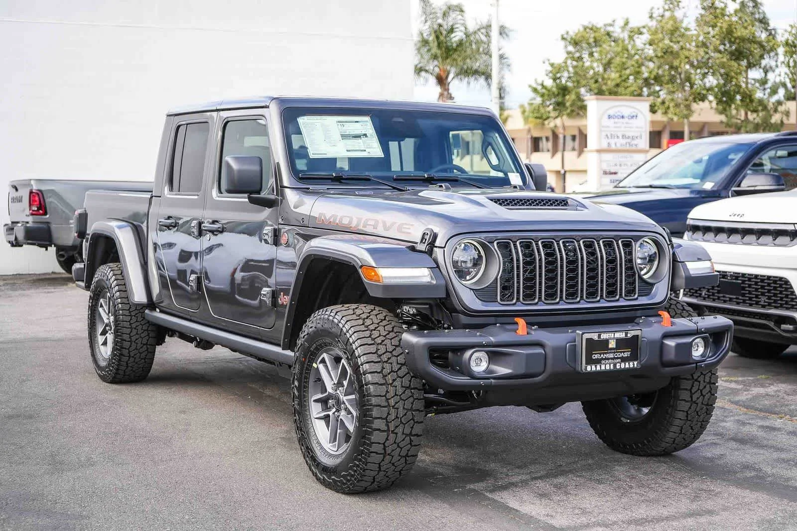 New 2026 Granite Crystal Metallic Clear-Coat Exterior Paint Jeep Mojave X image 3