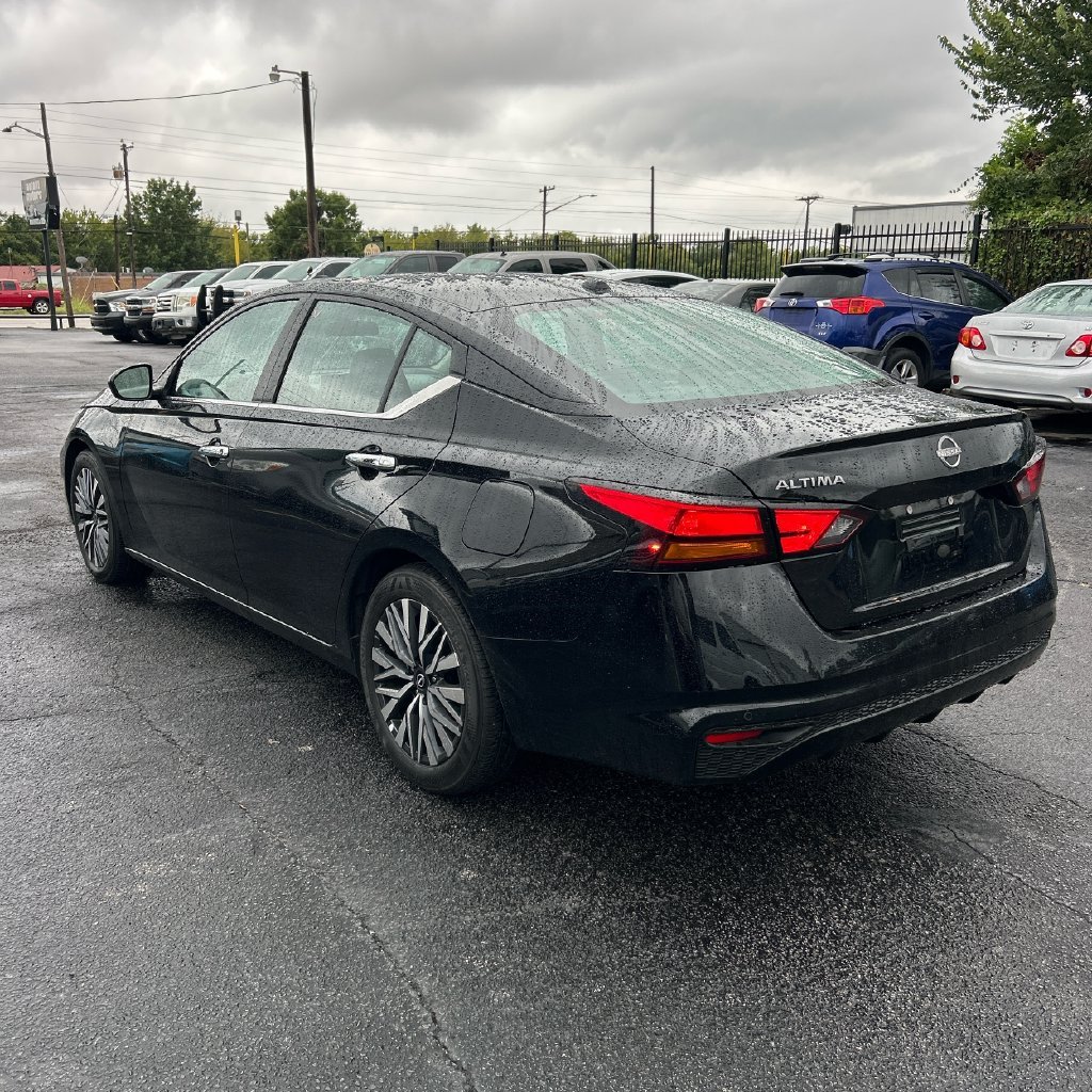 Used 2025 Super Black Nissan 2.5 SV image 2