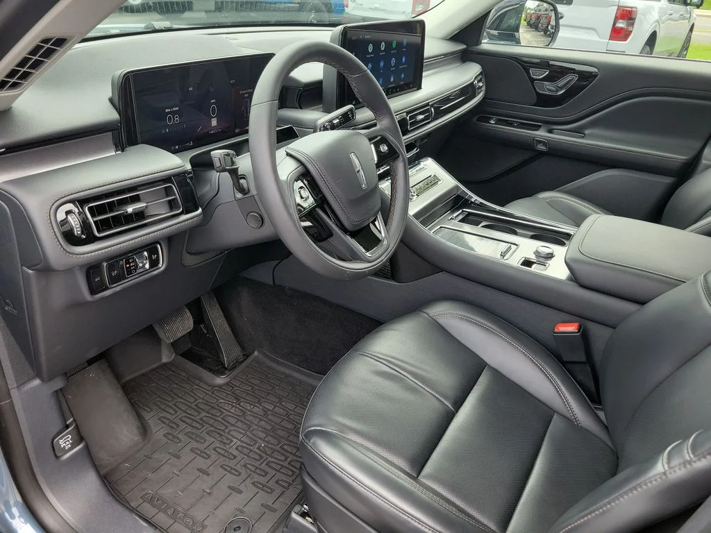 Used 2025 Blue Lincoln Premiere image 25