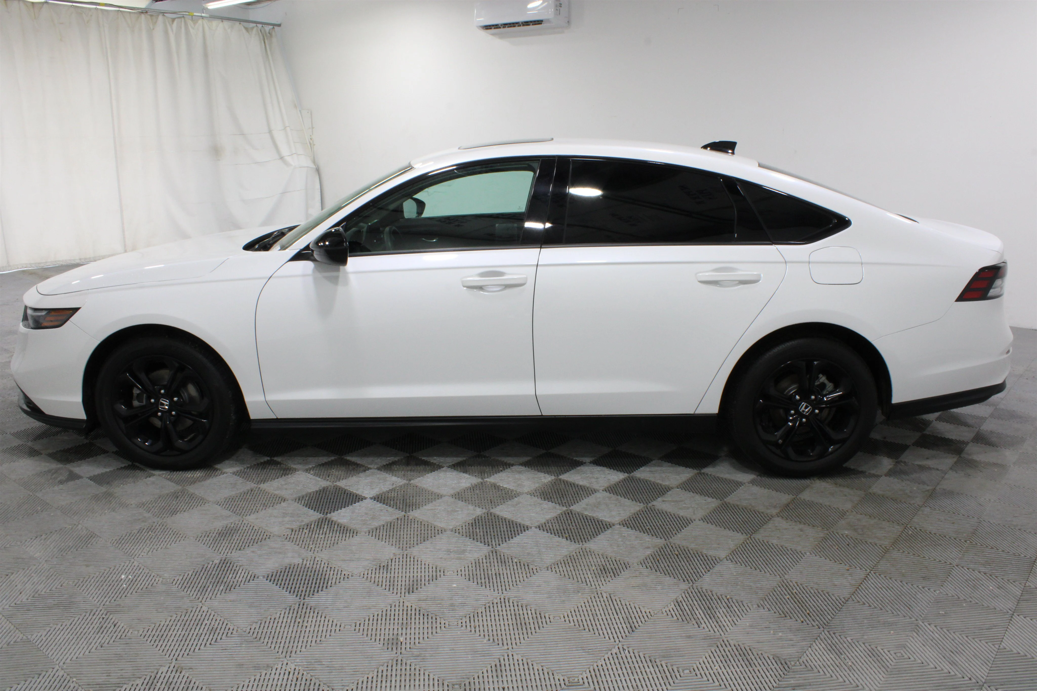 Used 2025 White Honda SE image 29